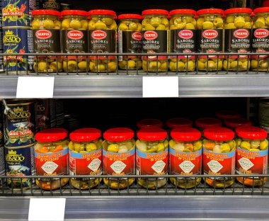 Grodno, Belarus - 12.31.2021: Şeffaf bir kavanozda yeşil zeytin