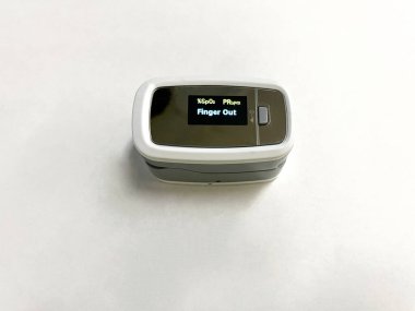 Nabız oksimetresi, kandaki oksijen doygunluğunu tespit etmek için tasarlanmış tıbbi bir elektrikli cihazdır.