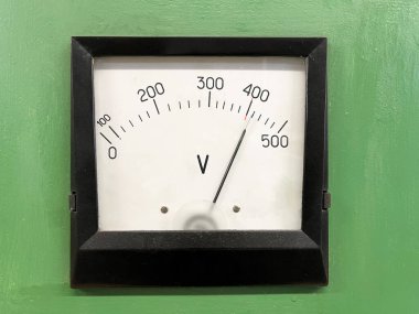 Voltmetre bir elektrik devresindeki voltajı ölçmek için tasarlanmıştır.