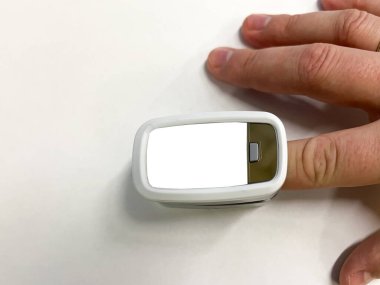 Nabız oksimetresi, kandaki oksijen doygunluğunu tespit etmek için tasarlanmış tıbbi bir elektrikli cihazdır.