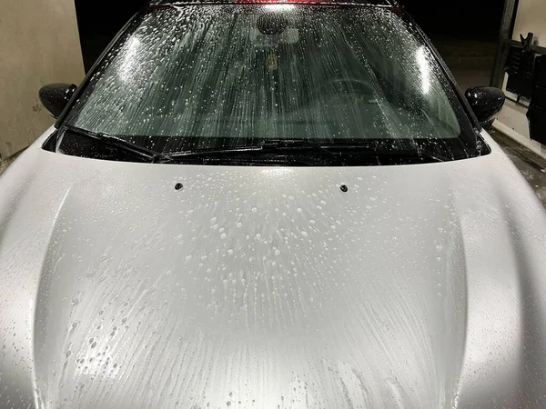 Silverfärgad Biltvätt Vid Självbetjäning Biltvätt Tvätta Bilen Med Skum — Stockfoto