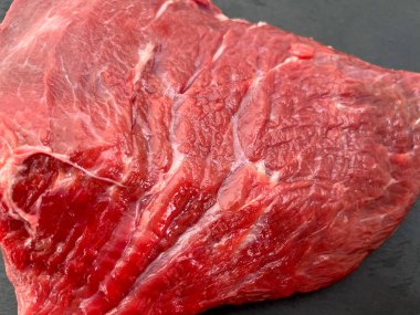 Lezzetli çiğ kırmızı et parçası.