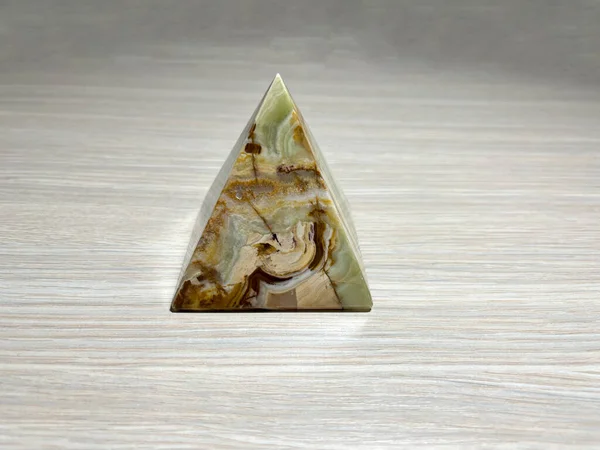 Pirâmide Decorativa Ônix Close Pirâmide Pedra Ônix Bonita — Fotografia de Stock