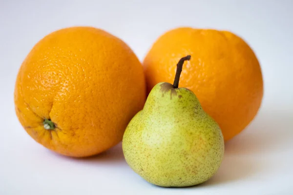 Una Pera Dos Naranjas Sobre Fondo Blanco Aislado —  Fotos de Stock