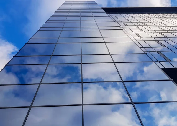 View Modern Glass Skyscraper Reflection Cloudy Blue Sky Glass Skyscraper — Stock Photo, Image