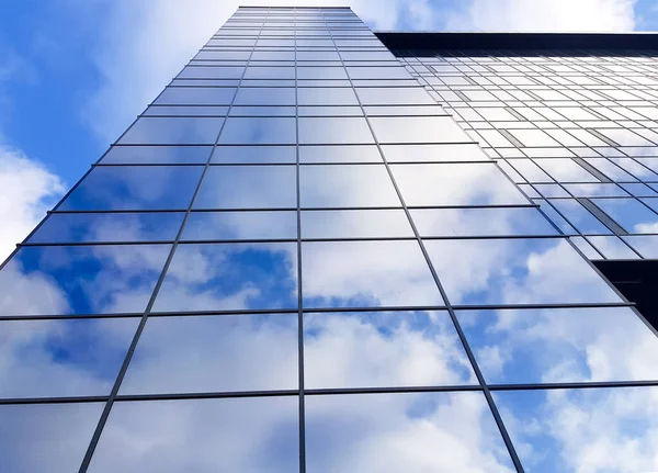 View Modern Glass Skyscraper Reflection Cloudy Blue Sky Glass Skyscraper — Stock Photo, Image