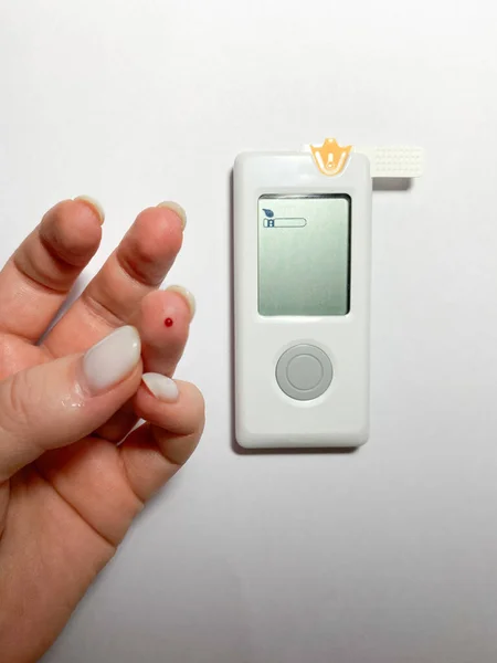 Measurement Blood Sugar Levels Using Glucose Meter Mock Piercing Finger — Stock Photo, Image