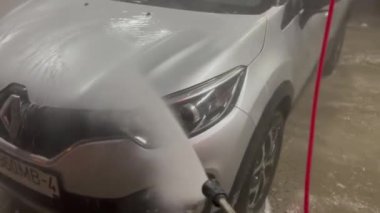 Grodno, Belarus - 12.31.2021: Temassız araba yıkama. Araba yıkama Renault Kaptur (Captur)
