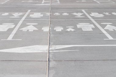 Büyük bir aile için otoparktaki park yerleri. Aile tabelasıyla park etmek.
