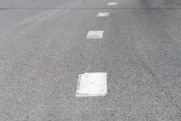 Marcas Tráfico Una Franja Blanca Intermitente Una Carretera Asfaltada Transporte — Foto de Stock