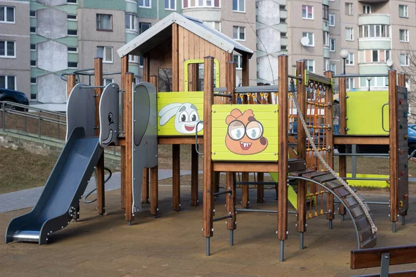 Kinderspeelplaats Straat Speeltuin Tuin Van Het Huis Stockafbeelding