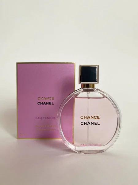 Гродно Беларусь 2022 Духи Chanel Eau Tendre Белом Изолированном Фоне — стоковое фото