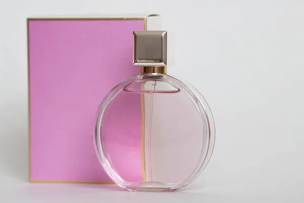 Frasco Perfume Uma Caixa Rosa Fundo Isolado Com Mockup Copyspace — Fotografia de Stock