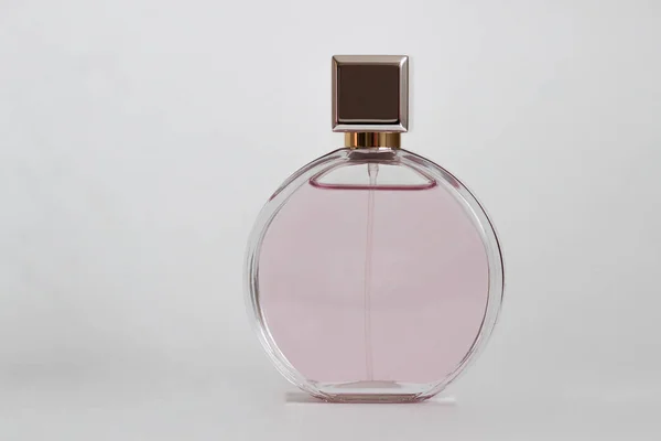 Pembe Bir Kutudan Çıkan Parfüm Şişesi Izole Bir Arka Planda — Stok fotoğraf