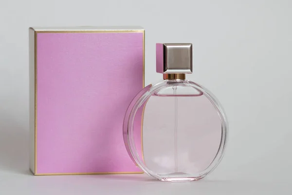 Parfymflaska Från Rosa Låda Isolerad Bakgrund Med Mockup Och Copyspace — Stockfoto