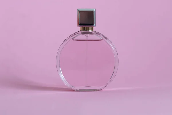 Bottiglia Profumo Una Scatola Rosa Uno Sfondo Isolato Con Mockup — Foto Stock