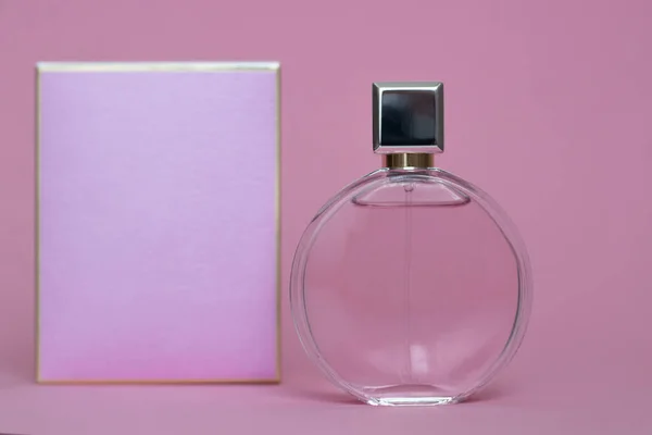 Botella Perfume Una Caja Rosa Sobre Fondo Aislado Con Maqueta — Foto de Stock