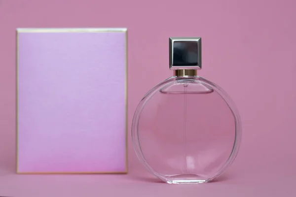 Bottiglia Profumo Una Scatola Rosa Uno Sfondo Isolato Con Mockup — Foto Stock