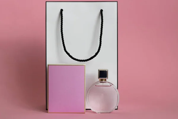 Botella Perfume Una Caja Rosa Sobre Fondo Aislado Con Maqueta —  Fotos de Stock