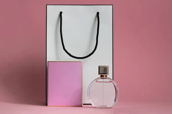 Frasco Perfume Uma Caixa Rosa Fundo Isolado Com Mockup Copyspace — Fotografia de Stock