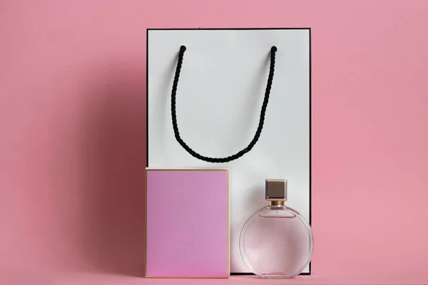 Frasco Perfume Uma Caixa Rosa Fundo Isolado Com Mockup Copyspace — Fotografia de Stock