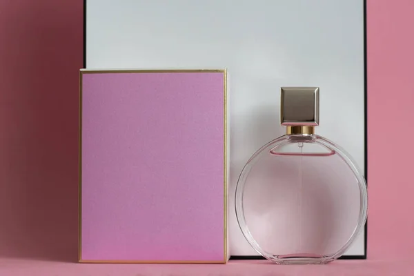 Parfümflasche Aus Einer Rosa Schachtel Auf Isoliertem Hintergrund Mit Attrappe — Stockfoto