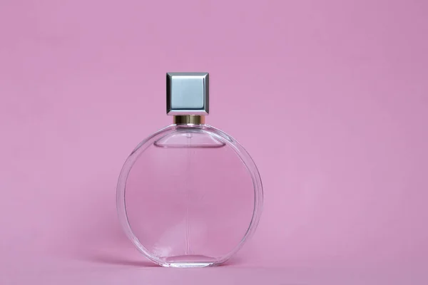 Frasco Perfume Uma Caixa Rosa Fundo Isolado Com Mockup Copyspace — Fotografia de Stock