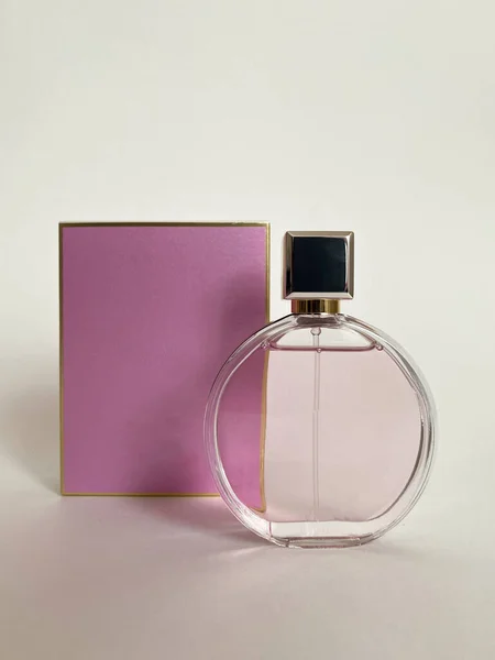 Pembe Bir Kutudan Çıkan Parfüm Şişesi Izole Bir Arka Planda — Stok fotoğraf