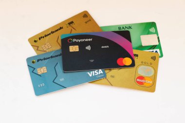 Grodno, Belarus - 02.24.2022: Nakitsiz ödemeler için Visa ve Mastercard banka kartları