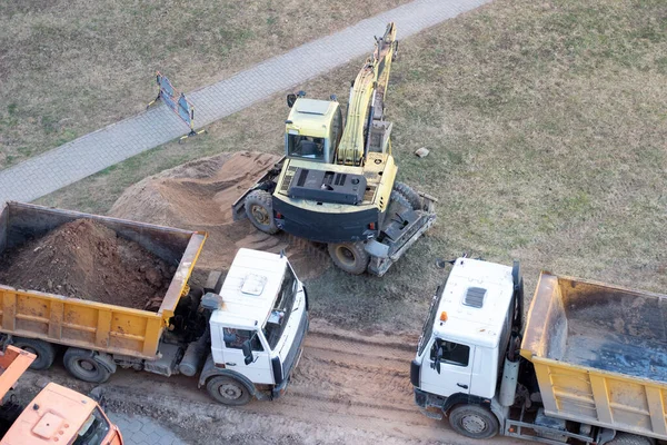 Будівельні Роботи Прокладання Труб Дрогові Вантажівки Беруть Участь Розкопках Землі — стокове фото