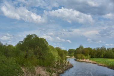 Snezhet Nehri kıyısında bir yürüyüş. Bahar.