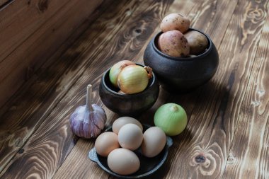 Tahta masada patates ve sarımsak.