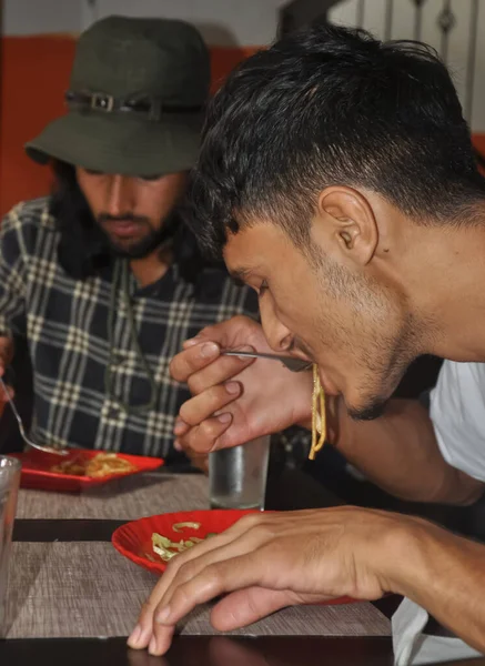 Dos Jóvenes Comiendo Fideos Café Dos Amigos Varones Que Tienen —  Fotos de Stock