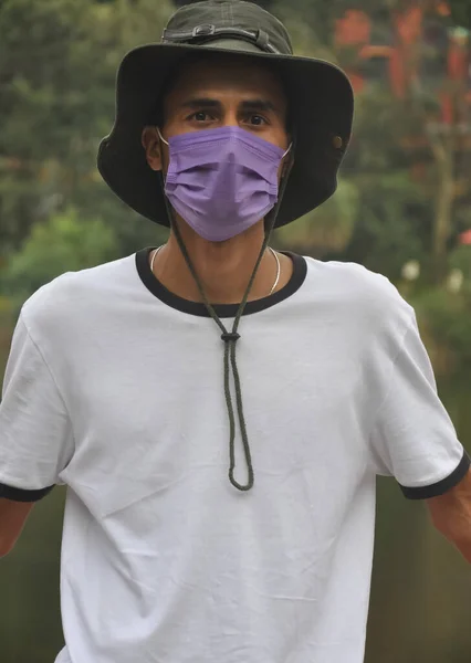 Joven Indio Parado Afuera Con Sombrero Boonie Camiseta Blanca Máscara — Foto de Stock