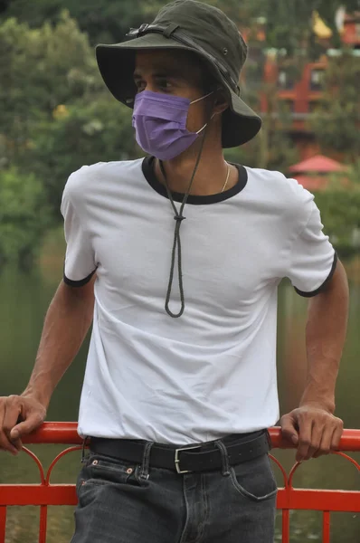 Koronavirüs Salgını Sırasında Şapkası Beyaz Tişörtü Maskesiyle Dışarıda Dikilen Hintli — Stok fotoğraf