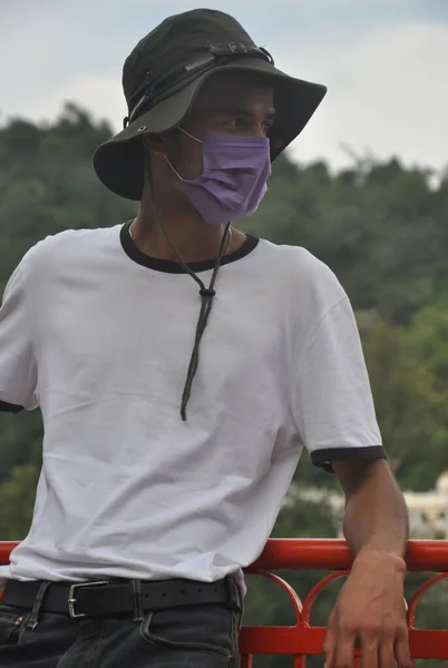 Joven Indio Parado Afuera Con Sombrero Boonie Camiseta Blanca Máscara — Foto de Stock