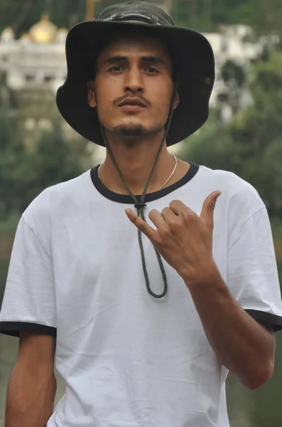 Портрет Симпатичного Индийского Молодого Парня Делающего Знак Шака Рукой Шляпе — стоковое фото