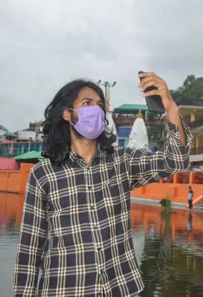 Jovem Asiático Sul Com Cabelos Longos Tomando Selfie Fazendo Uma — Fotografia de Stock