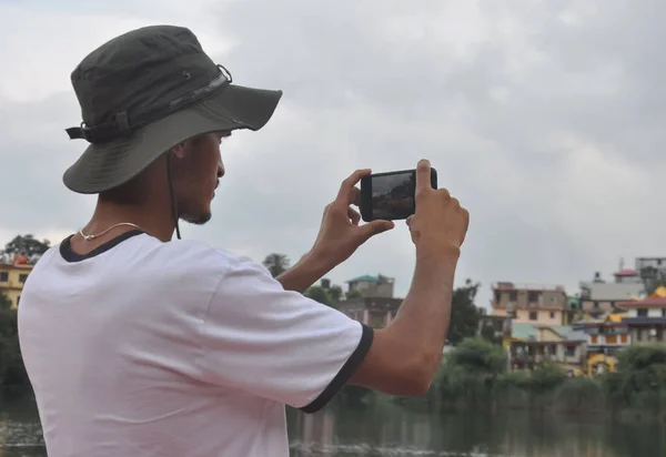 Visão Traseira Turista Masculino Tirar Fotos Paisagem Com Smartphone Durante — Fotografia de Stock