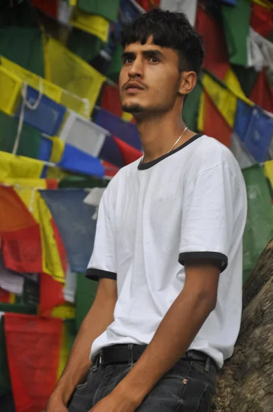 Jovem Indiano Bonito Posa Lado Fora Com Bandeiras Oração Budistas — Fotografia de Stock