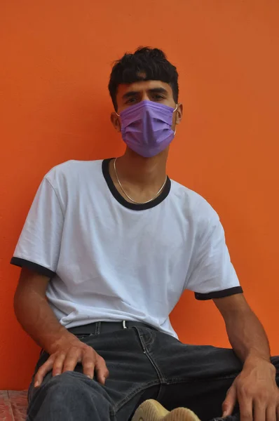 Een Goed Uitziende Indiase Jonge Man Met Gezichtsmasker Met Kijken — Stockfoto