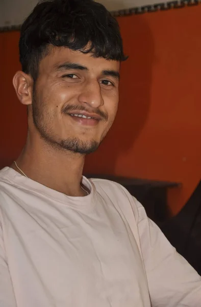 Close Bom Cara Jovem Indiano Olhando Sorrindo Sentado Dentro Casa — Fotografia de Stock