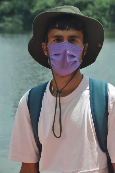 Vista Frontal Joven Turista Con Máscara Facial Mirando Cámara Mientras — Foto de Stock