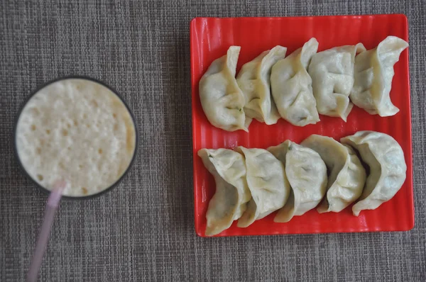 Overhead View Veg Momos Nepals Dumpling Med Lassi Över Grå — Stockfoto