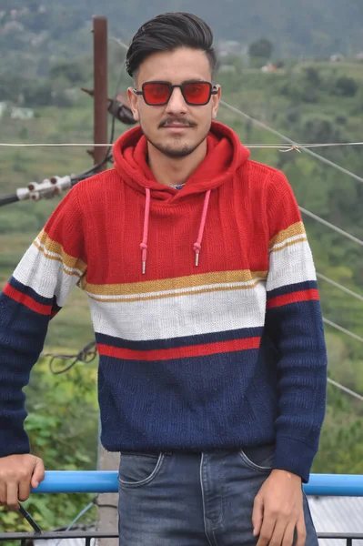 Vooraanzicht Van Een Knappe Indiase Jonge Man Met Een Zonnebril — Stockfoto