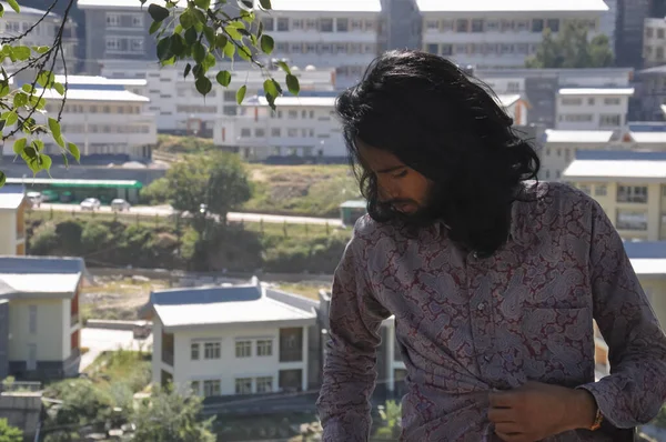 Jeune Homme Aux Cheveux Longs Barbu Posant Plein Air Avec — Photo