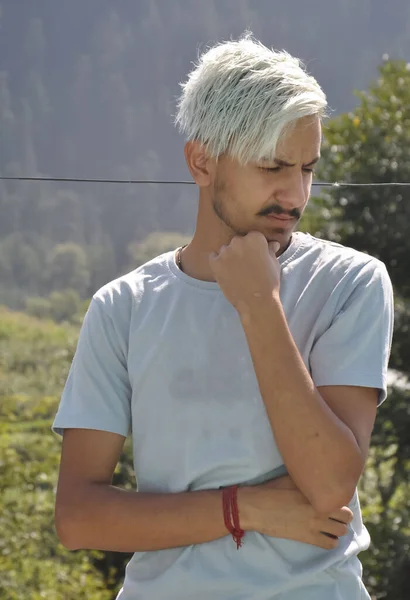 Retrato Joven Con Pelo Blanco Teñido Posando Con Mano Barbilla Imágenes de stock libres de derechos