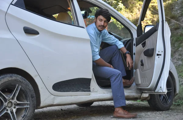 Красивый Молодой Индийский Парень Смотрит Сторону Сидя Машине Открытой Дверью — стоковое фото