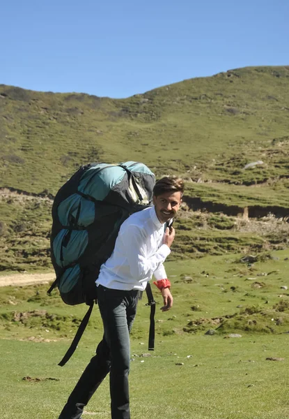 Jovem Turista Alegre Caminhando Com Mochila Paraquedas Montanha — Fotografia de Stock