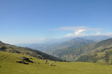 Parashar Vadisi 'nin güzel dağlarının manzarası, Himachal Pradesh 